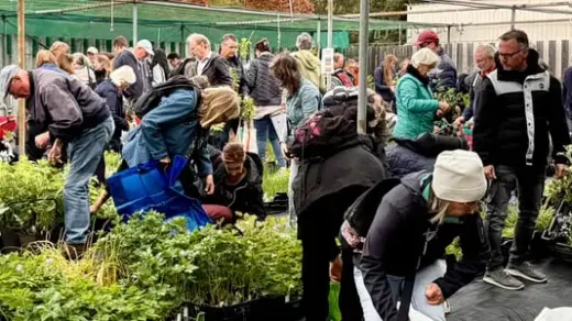 Menschen auf der Pflanzen- und Informationsbörse