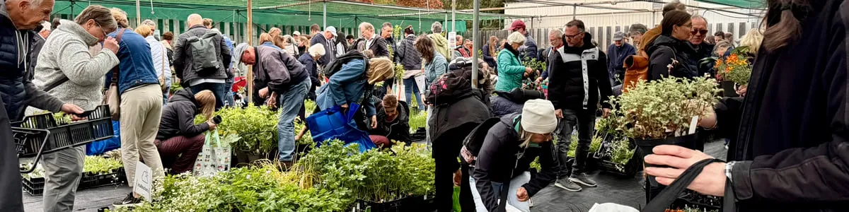 Menschen auf der Pflanzen- und Informationsbörse