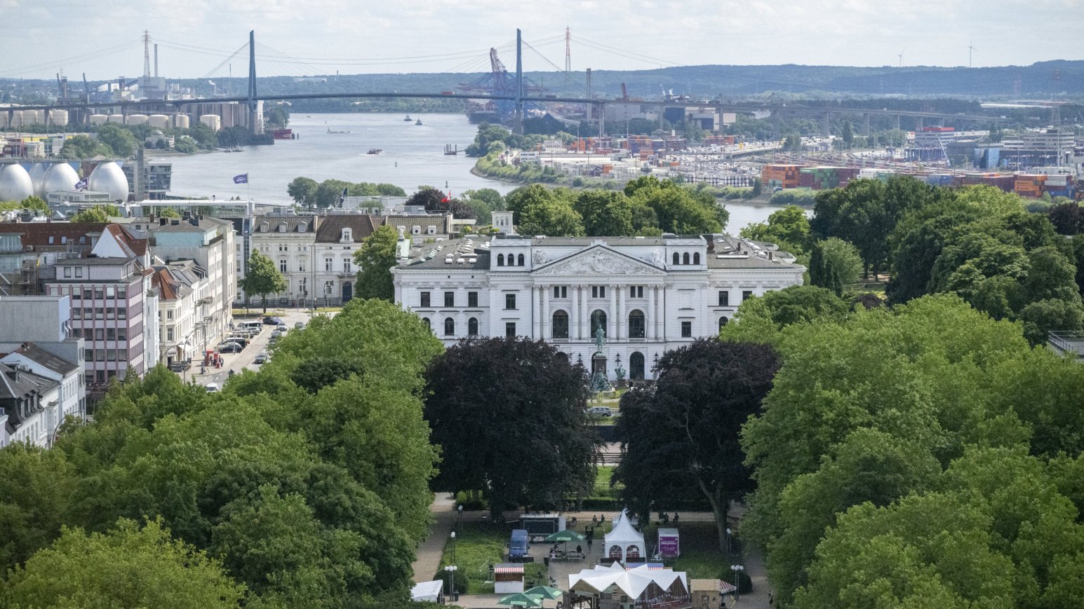 Zentraler Treffpunkt der altonale: der Platz der Republik in Altona