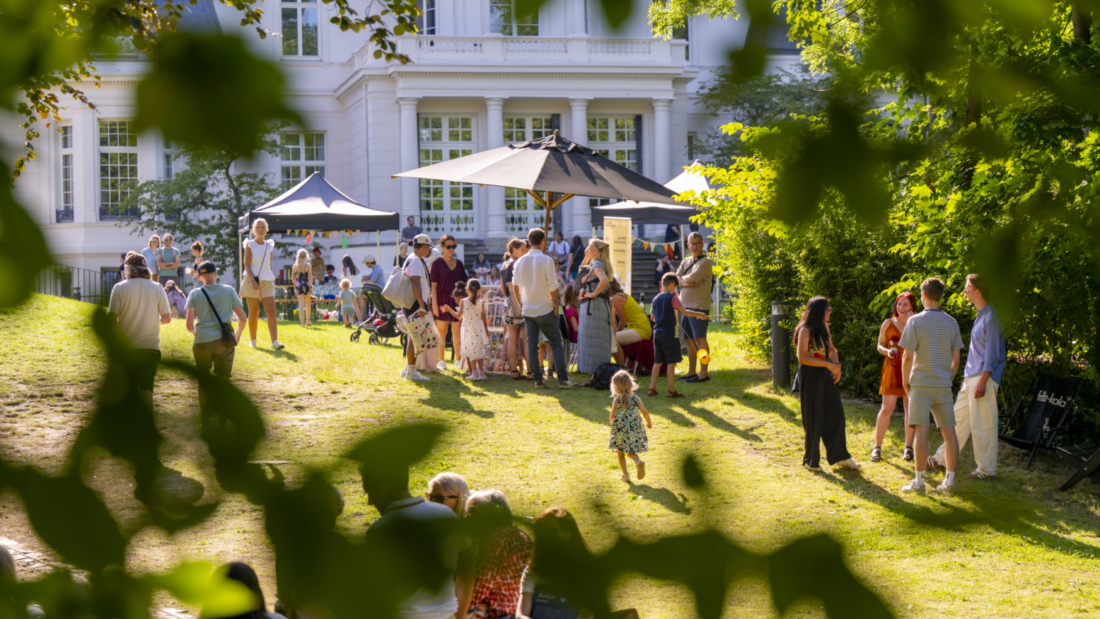 Die Front der reizvollen Architektur der JazzHall Halle lässt sich zum Garten hin öffnen. So zieht der Klang der Musik besonders an lauen Tagen weit nach Hamburg hinaus