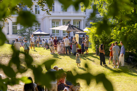 Die Front der reizvollen Architektur der JazzHall Halle lässt sich zum Garten hin öffnen. So zieht der Klang der Musik besonders an lauen Tagen weit nach Hamburg hinaus