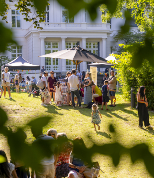 Die Front der reizvollen Architektur der JazzHall Halle lässt sich zum Garten hin öffnen. So zieht der Klang der Musik besonders an lauen Tagen weit nach Hamburg hinaus