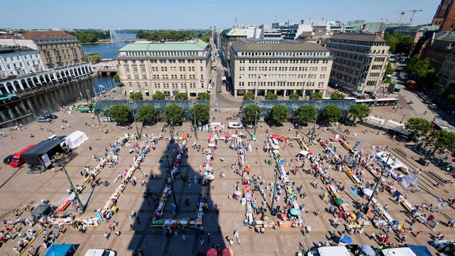 Hamburgs längste Tafel auf dem Rathausmarkt misst rund 400 Meter