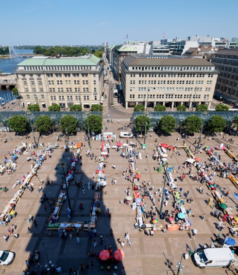 Hamburgs längste Tafel auf dem Rathausmarkt misst rund 400 Meter