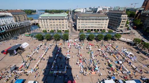 Hamburgs längste Tafel auf dem Rathausmarkt misst rund 400 Meter