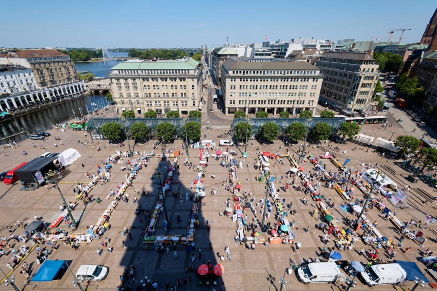 Hamburgs längste Tafel auf dem Rathausmarkt misst rund 400 Meter