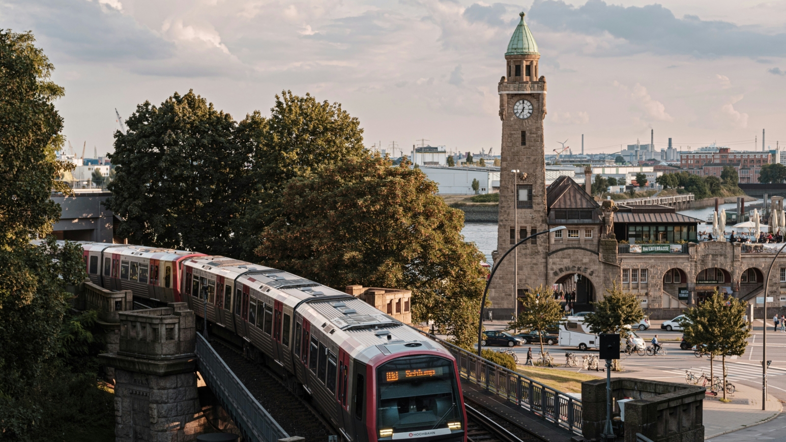 Das hvv Deutschlandticket bringt Leute an nahe und ferne Orte, lädt zum spontanen Reisen ein und sorgt dafür, dass alle bequem an ihr Ziel kommen. 