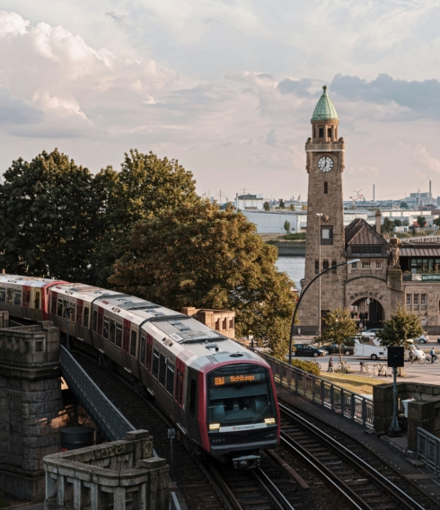 Das hvv Deutschlandticket bringt Leute an nahe und ferne Orte, lädt zum spontanen Reisen ein und sorgt dafür, dass alle bequem an ihr Ziel kommen. 