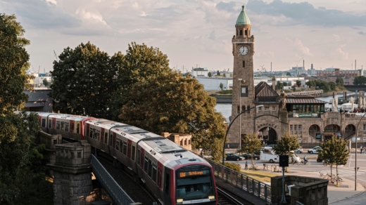 Das hvv Deutschlandticket bringt Leute an nahe und ferne Orte, lädt zum spontanen Reisen ein und sorgt dafür, dass alle bequem an ihr Ziel kommen. 