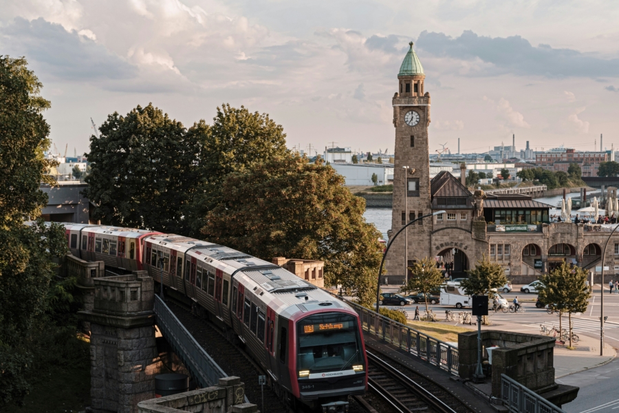 Das hvv Deutschlandticket bringt Leute an nahe und ferne Orte, lädt zum spontanen Reisen ein und sorgt dafür, dass alle bequem an ihr Ziel kommen. 