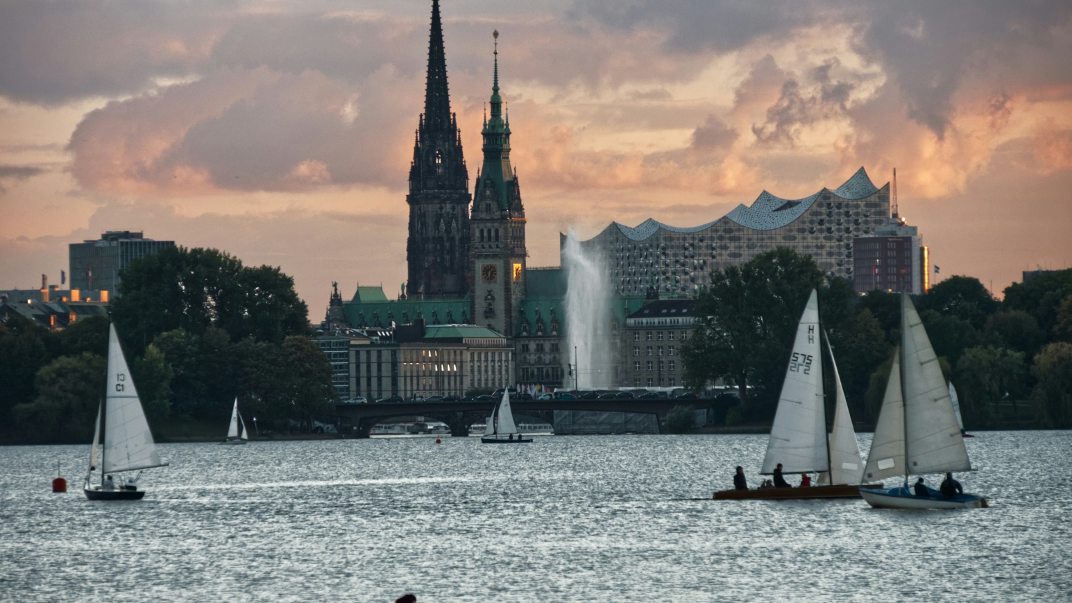 Hamburg im Sommer lässt sich besonders gut auf den zahlreichen Festivals und natürlich auch am dem Wasser genießen