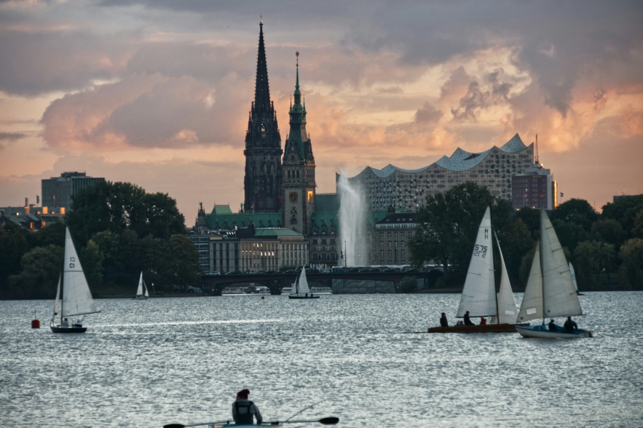 Hamburg im Sommer lässt sich besonders gut auf den zahlreichen Festivals und natürlich auch am dem Wasser genießen