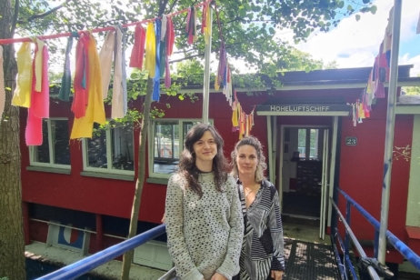 Geschäftsführerin Felicia Grau und Festivalleitung von „Wir wollen spielen“ Fiona Grassl  vor dem HoheLuftschiff