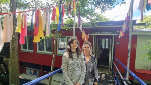 Geschäftsführerin Felicia Grau und Festivalleitung von „Wir wollen spielen“ Fiona Grassl  vor dem HoheLuftschiff