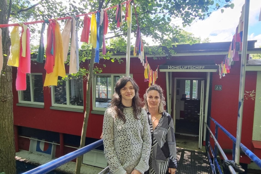 Geschäftsführerin Felicia Grau und Festivalleitung von „Wir wollen spielen“ Fiona Grassl  vor dem HoheLuftschiff