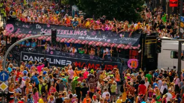 Am 4. Juli 2026 zieht der bunte Schlagermove wieder durch Hamburgs Straßen