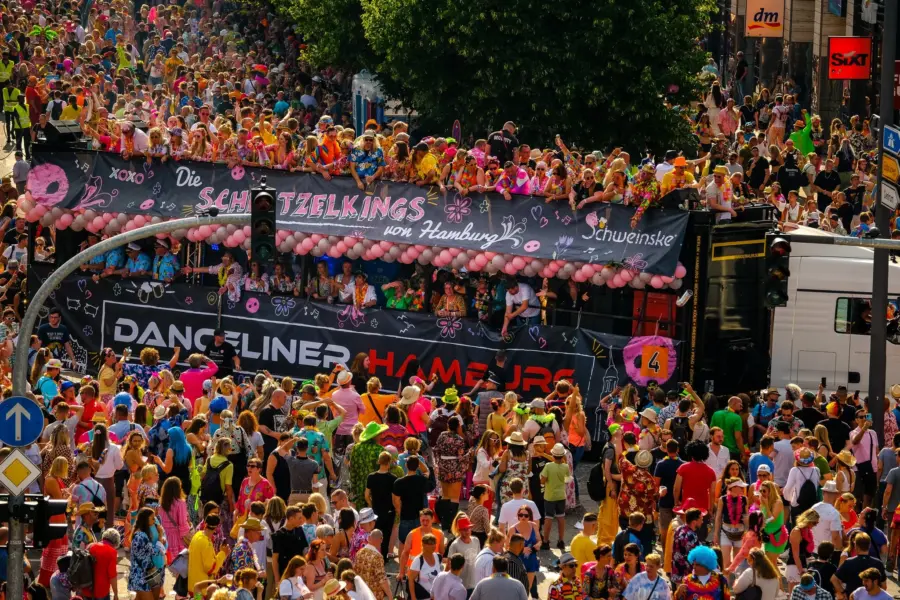 Am 4. Juli 2026 zieht der bunte Schlagermove wieder durch Hamburgs Straßen
