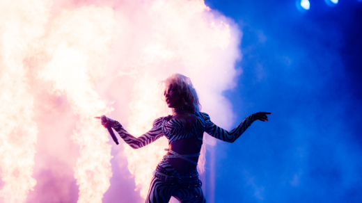 Leuchtendes Bühnenbild, schrille Outfits und ordentlich Stimmung: So sah der Abend auf dem Doja Cat-Konzert in Hamburg 2026 aus