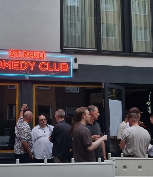 Viel Betrieb bei der Eröffnungsparty des St. Pauli Comedy Clubs am 24. Juni