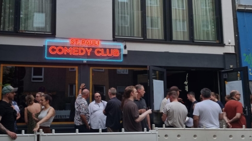 Viel Betrieb bei der Eröffnungsparty des St. Pauli Comedy Clubs am 24. Juni