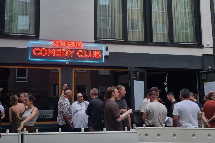 Viel Betrieb bei der Eröffnungsparty des St. Pauli Comedy Clubs am 24. Juni