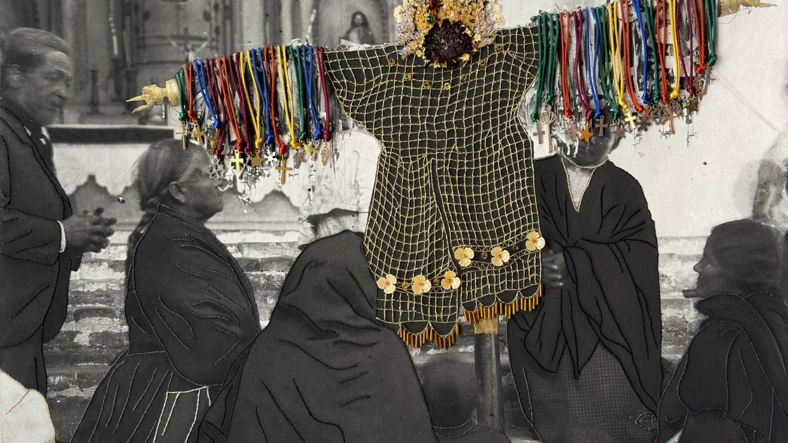 Indem sie historische Dokumente bearbeitet, befragt Marystela Camacho die Geschichte, hier etwa das bestickte Foto „Kreuzfest von Motupe” (1907) von H. H. Brüning