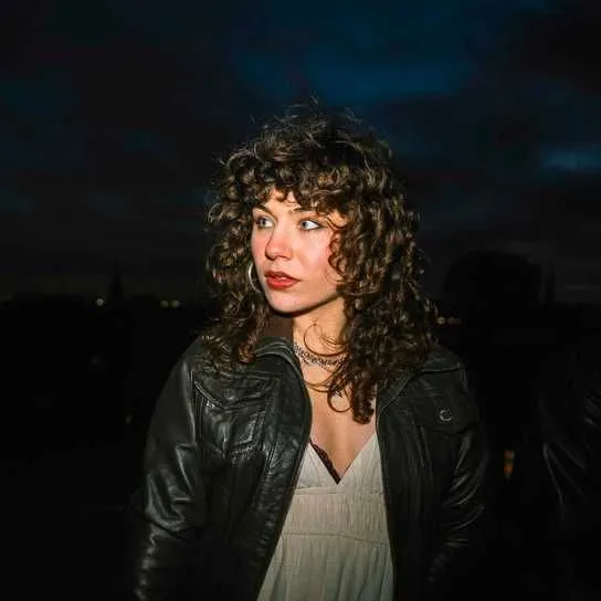 Wohnzimmerkonzert mit Chrissy Lou im Freundlich+Kompetent