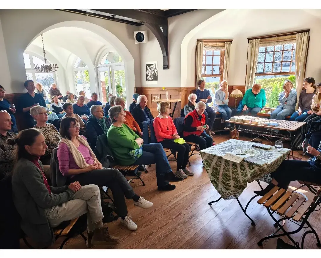 Lesung mit Blick auf die Elbe im Projektraum Oevelgönne 106