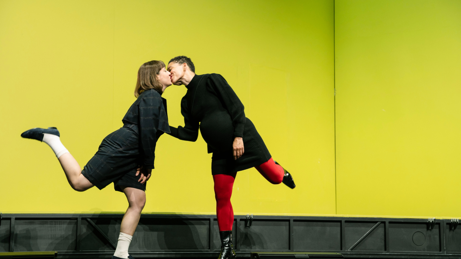 Die lesbischen Mütter (Cennet Voss und Gina Haller, r.) machen vor, wie es geht: „The Boys Are Kissing“