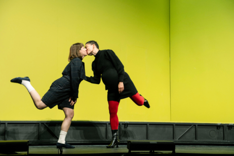 Die lesbischen Mütter (Cennet Voss und Gina Haller, r.) machen vor, wie es geht: „The Boys Are Kissing“