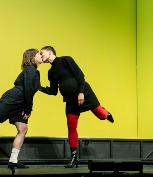 Die lesbischen Mütter (Cennet Voss und Gina Haller, r.) machen vor, wie es geht: „The Boys Are Kissing“