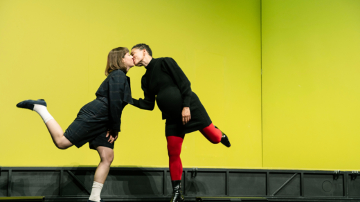 Die lesbischen Mütter (Cennet Voss und Gina Haller, r.) machen vor, wie es geht: „The Boys Are Kissing“