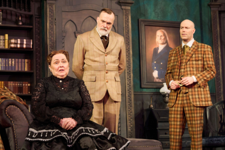 Sherlock Holmes (Gosta Liptow, r.) und Dr. Watson (Janis Zaurins) sind dem „Hund von Baskerville“ auf der Spur