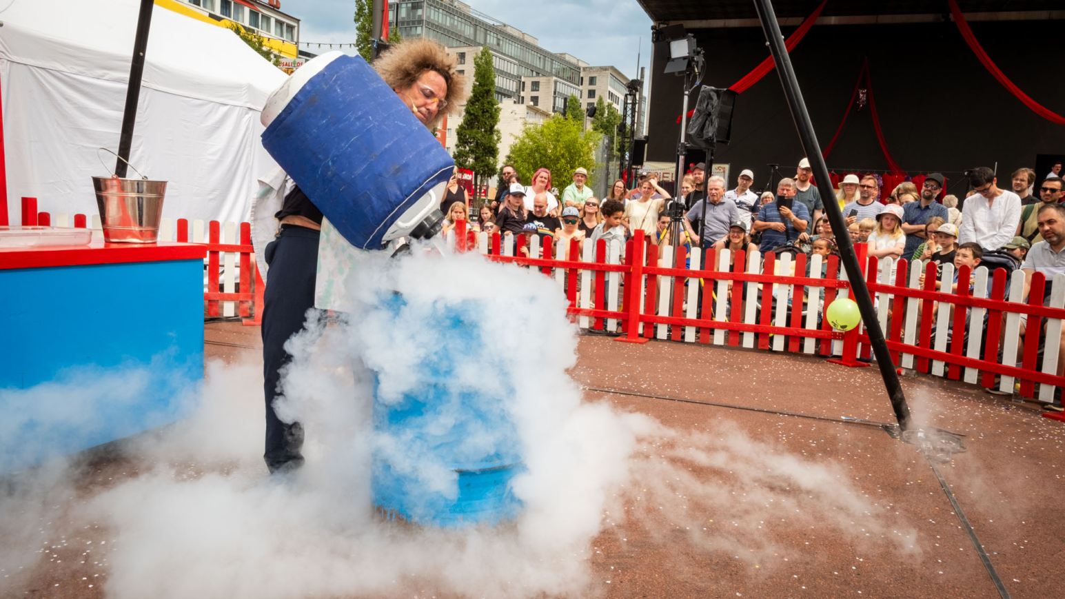 Experimente mit Krach und Rauch: Wissenschafts-Comedian Konrad Stöckel beim Spielbudenfestival im letzten Jahr