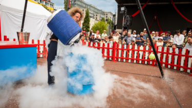 Experimente mit Krach und Rauch: Wissenschafts-Comedian Konrad Stöckel beim Spielbudenfestival im letzten Jahr