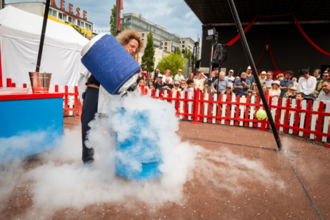 Experimente mit Krach und Rauch: Wissenschafts-Comedian Konrad Stöckel beim Spielbudenfestival im letzten Jahr