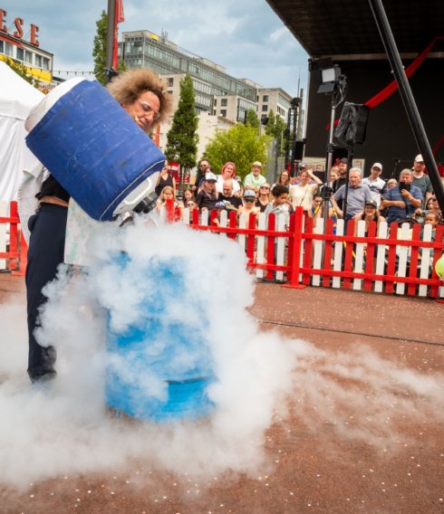 Experimente mit Krach und Rauch: Wissenschafts-Comedian Konrad Stöckel beim Spielbudenfestival im letzten Jahr