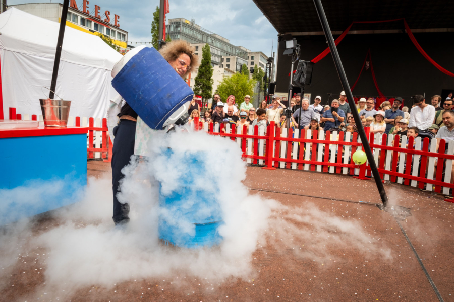 Experimente mit Krach und Rauch: Wissenschafts-Comedian Konrad Stöckel beim Spielbudenfestival im letzten Jahr