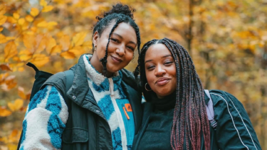 Die beiden Gründerinnen von Black Hike Hamburg: Djenna Wehenpohl (l.) und Julia Schwarz