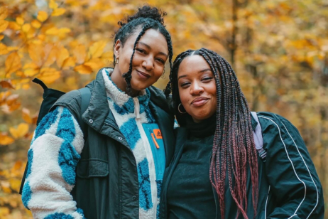 Die beiden Gründerinnen von Black Hike Hamburg: Djenna Wehenpohl (l.) und Julia Schwarz