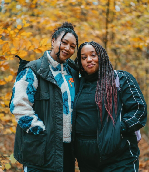 Die beiden Gründerinnen von Black Hike Hamburg: Djenna Wehenpohl (l.) und Julia Schwarz