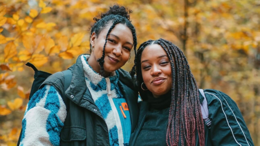 Die beiden Gründerinnen von Black Hike Hamburg: Djenna Wehenpohl (l.) und Julia Schwarz