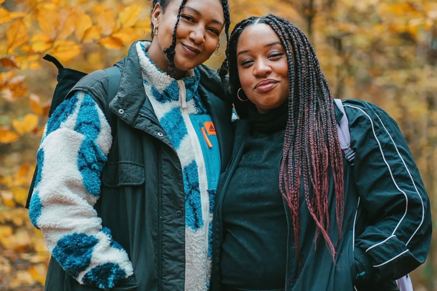 Die beiden Gründerinnen von Black Hike Hamburg: Djenna Wehenpohl (l.) und Julia Schwarz
