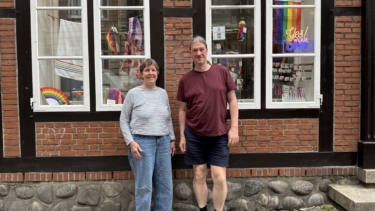 Hilke Bleeken und Cartsten Vitt vom Projekt der Aidshilfe „Älter werden unterm Regenbogen“