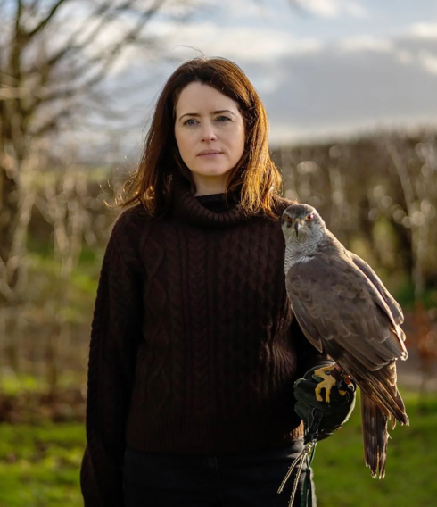 Hat einen Vogel: Claire Foy in „H wie Habicht“
