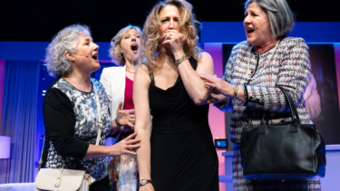 Beziehungsknartsch und Sangesfreude in der komischen Revue „Höchste Zeit“
