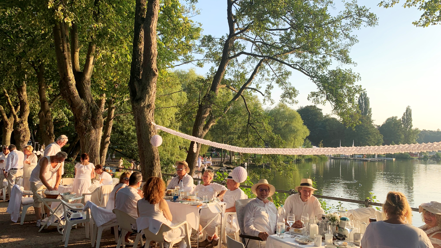 Besonderer Sommerabend in Harburg: „Weißes Dinner“