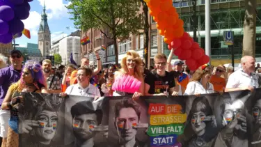 Unter dem Motto „Solidarisch queer. Haltung zeigen – für eine Zukunft ohne Angst!“ wird in Hamburg am Samstag ein Zeichen gegen Gewalt gesetzt 