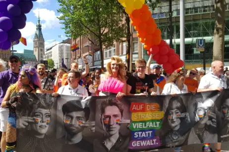 Unter dem Motto „Solidarisch queer. Haltung zeigen – für eine Zukunft ohne Angst!“ wird in Hamburg am Samstag ein Zeichen gegen Gewalt gesetzt 