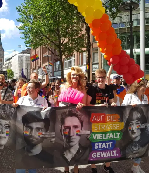 Unter dem Motto „Solidarisch queer. Haltung zeigen – für eine Zukunft ohne Angst!“ wird in Hamburg am Samstag ein Zeichen gegen Gewalt gesetzt 